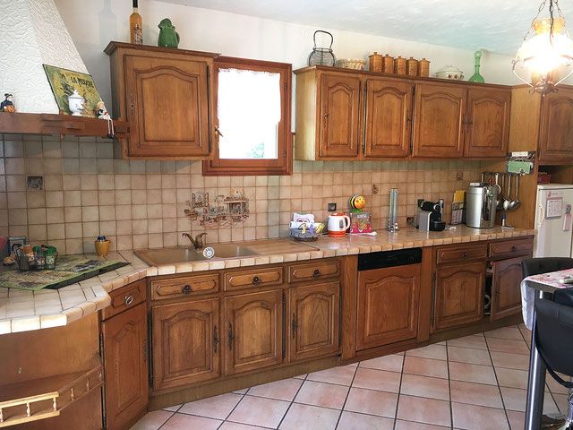 Avant Cuisine avant rénovation IA – aspect ancien et traditionnel.